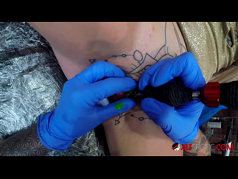 ❤️ Uiters getatoeëerde hottie Sully Savage het 'n tatoeëermerk op haar klitoris gekry ☑ Porno by ons af.cutebento.top ❤